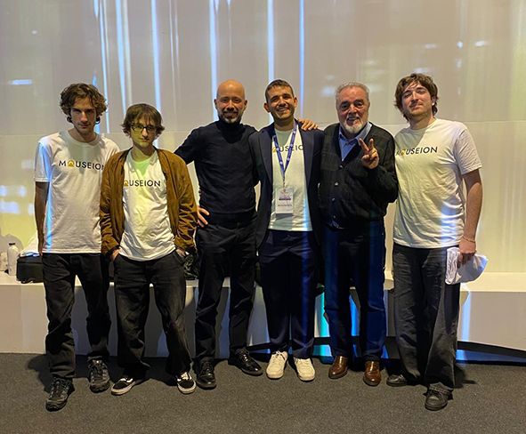 Il team di Mouseoin festeggia i due premi con Massimo Brogi e Alessandro Cino